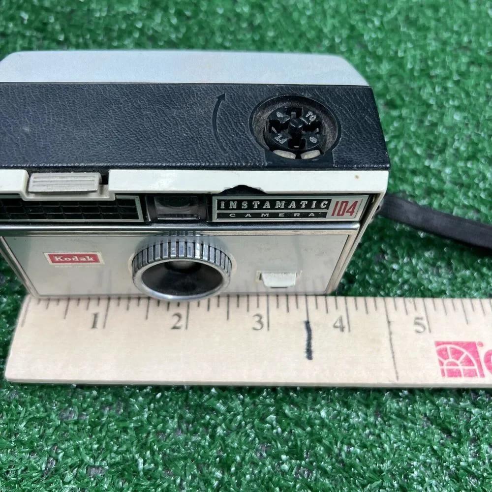 Vintage Kodak Instamatic 104‎ Film Camera With 2 Sylvania Flash Cubes